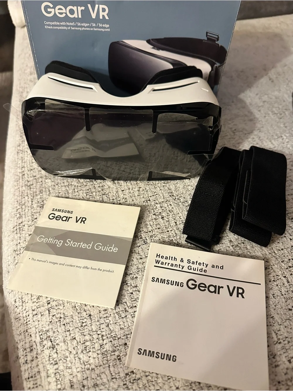 Samsung Gear VR Headset in White and Black with Oculus